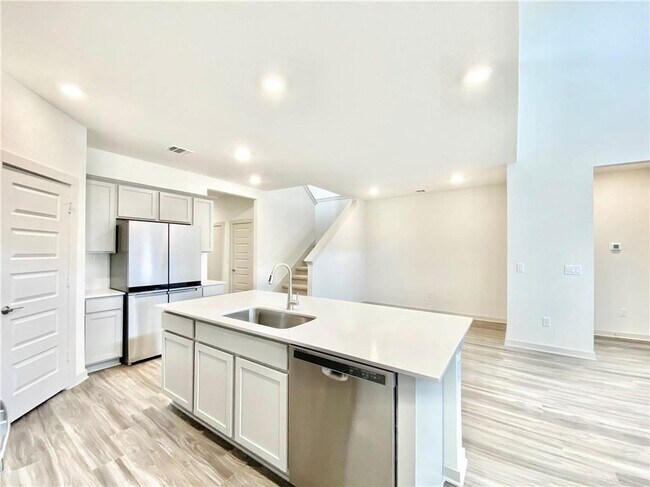 Building Photo - 100 Geminiflora Bend