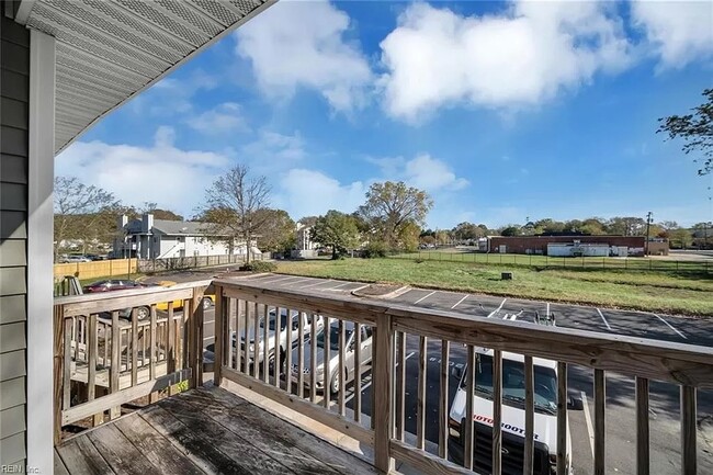 Building Photo - 220 Lantana Ln