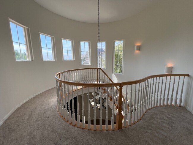 Building Photo - Luxury En Suite Living & Panoramic Views