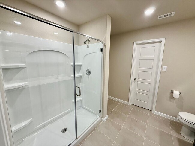 Building Photo - Modern Comfort and Stylish Living