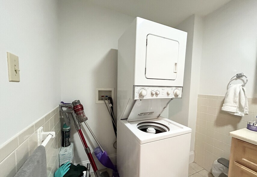 Building Photo - 916 Dorchester Ave