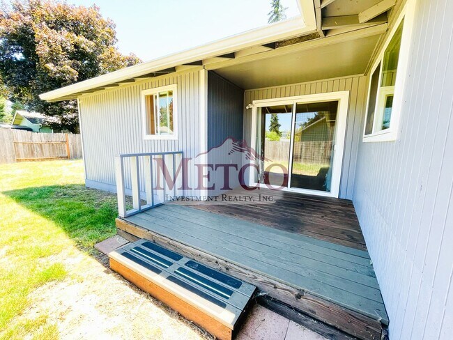 Building Photo - Spacious 4 Bedroom House In Springfield!