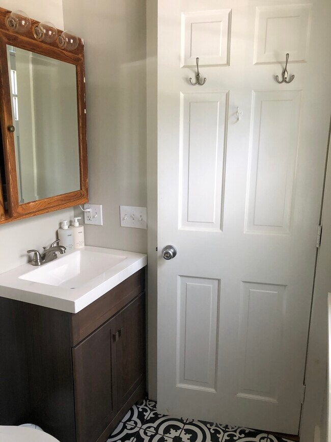 Building Photo - 166 Bush Ln