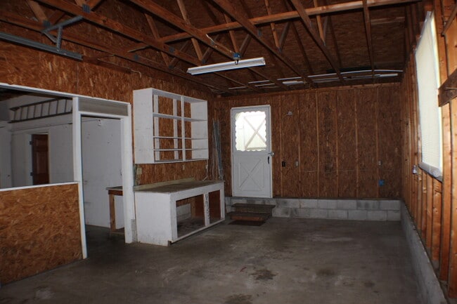 Building Photo - 1207 Red Bud Ave