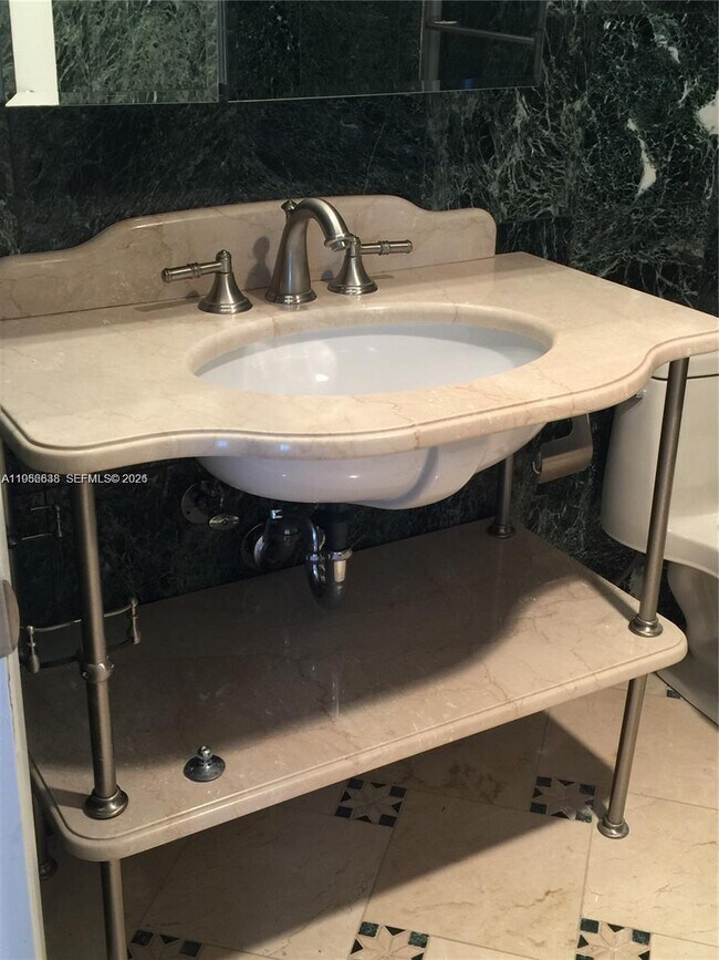 Building Photo - 1904 S Ocean Dr