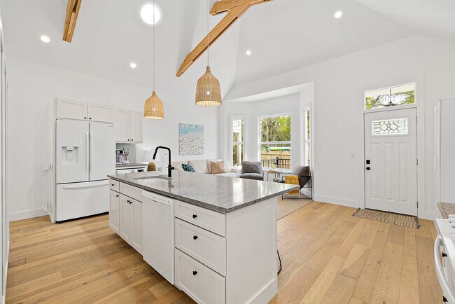 Building Photo - 90 De Haven St