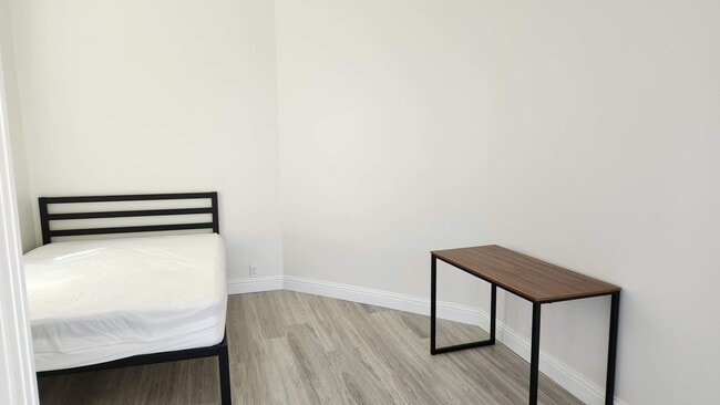 Building Photo - College Ave Apartment for Rent