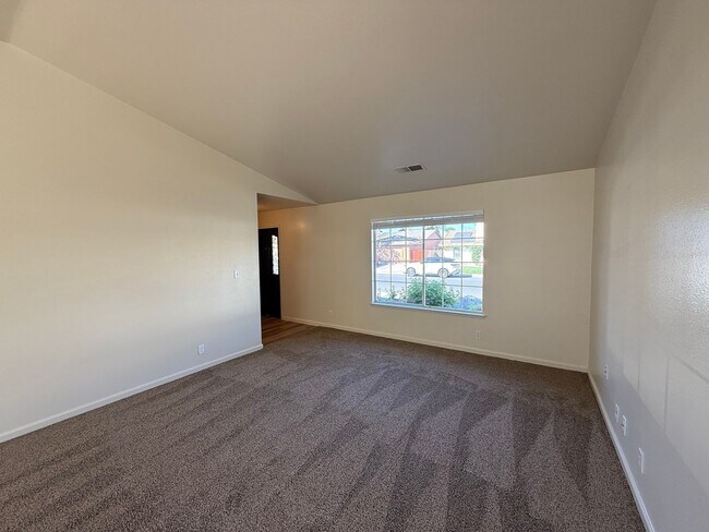 Building Photo - Nicely updated 4-bedroom in Oakdale!