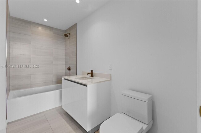 Building Photo - 2678 Tigertail Ave