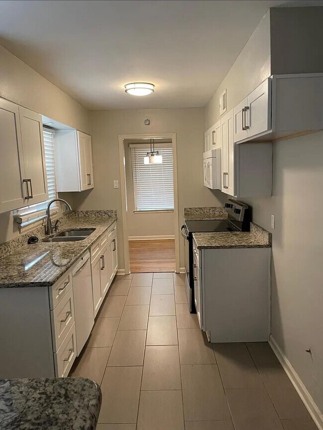 Building Photo - 1653 Colonial Rd