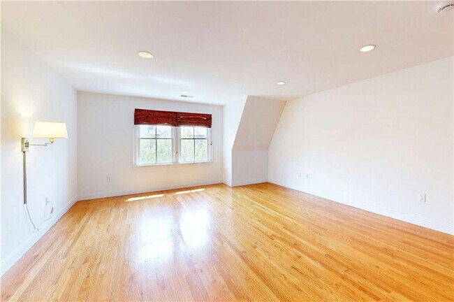 Building Photo - 270 Waterman St