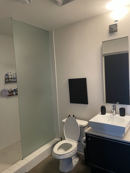 Full bath - 2115 Yeaman Pl