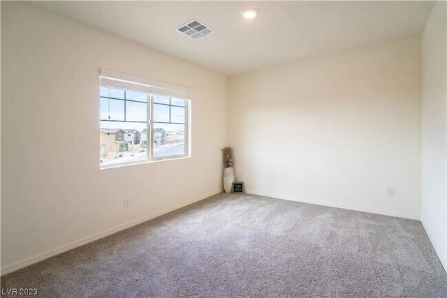 Building Photo - Bright, Modern 3 Bd, 3 bth, Home with Chef...