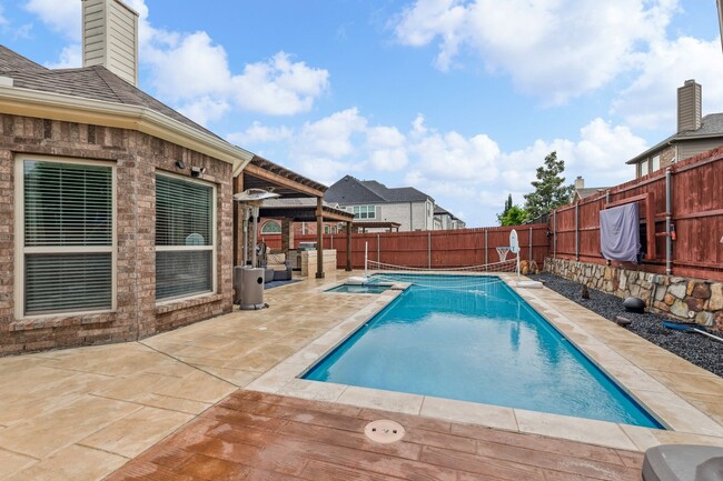 Building Photo - Luxurious in Little Elm