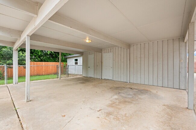 Building Photo - 2 Bed, 2 Bath Duplex