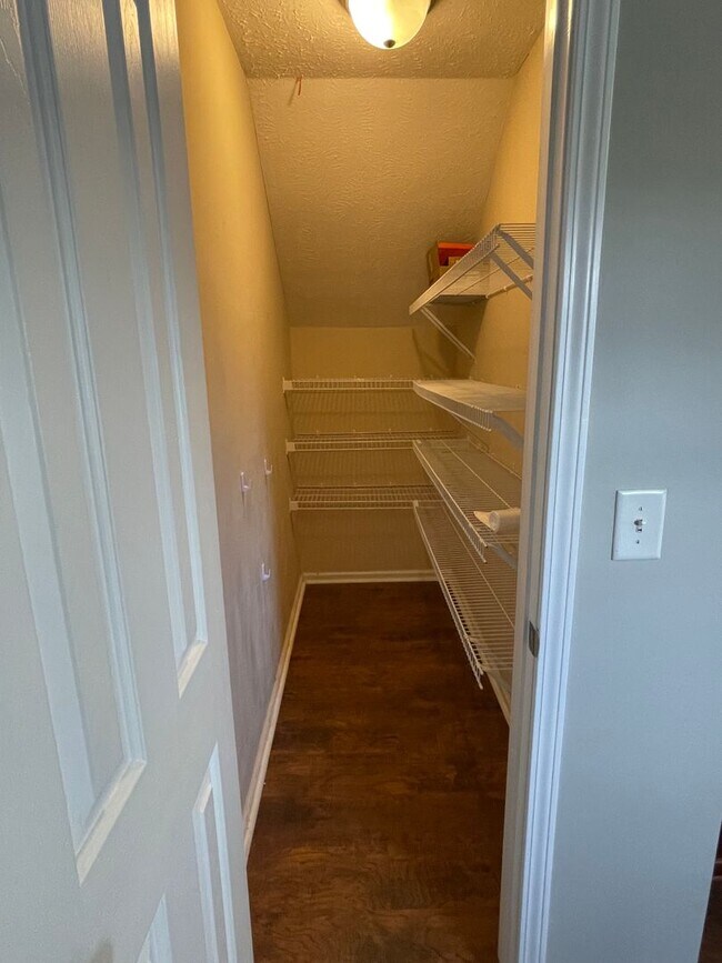 Building Photo - 617 Niagra Ln