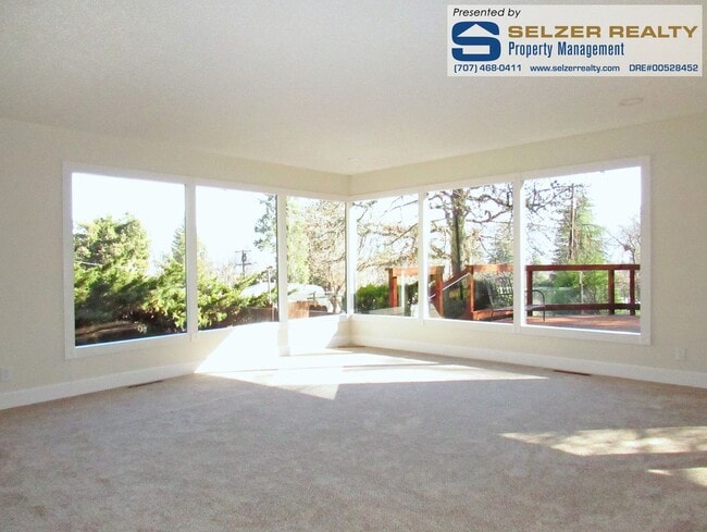 Building Photo - Recently renovated & roomy 3+ bedroom home...
