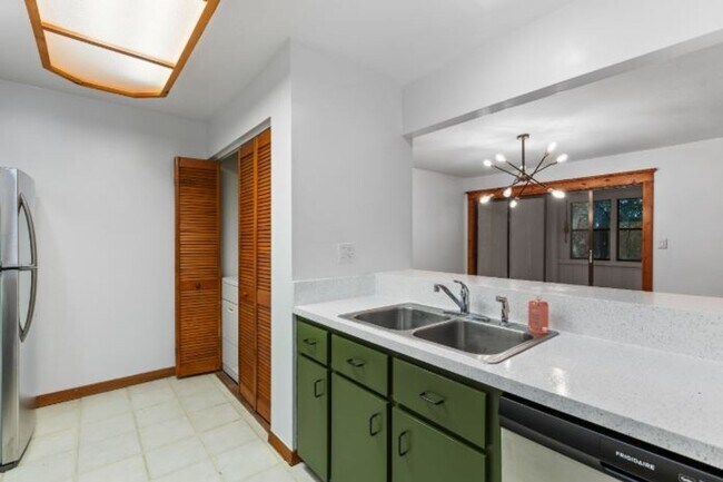 Building Photo - Stunning 2/1 with Water Views at Bivens La...