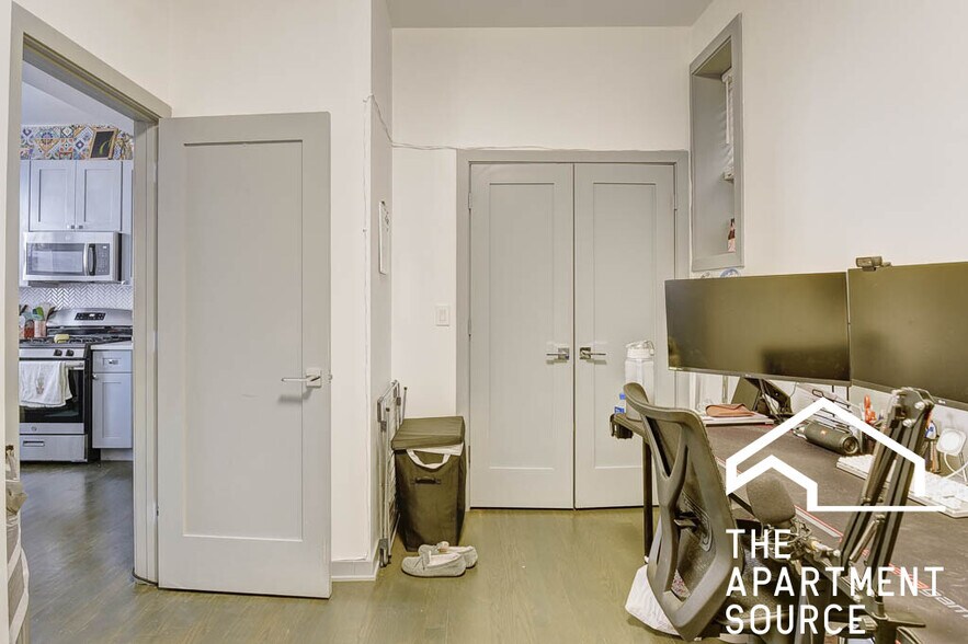 Building Photo - 2834 W Diversey Ave