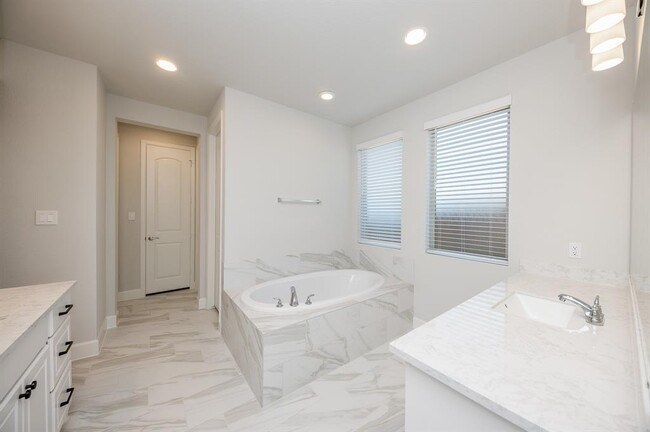 Building Photo - 29819 Breezy Pnes Lp
