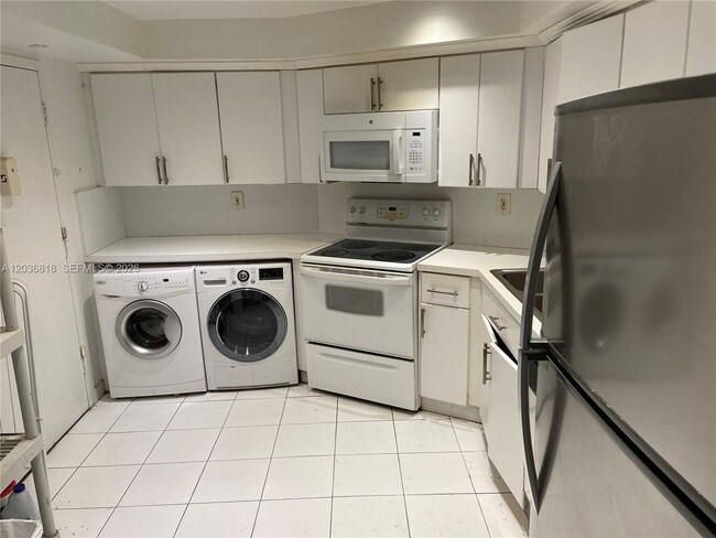 Building Photo - 1121 Crandon Blvd