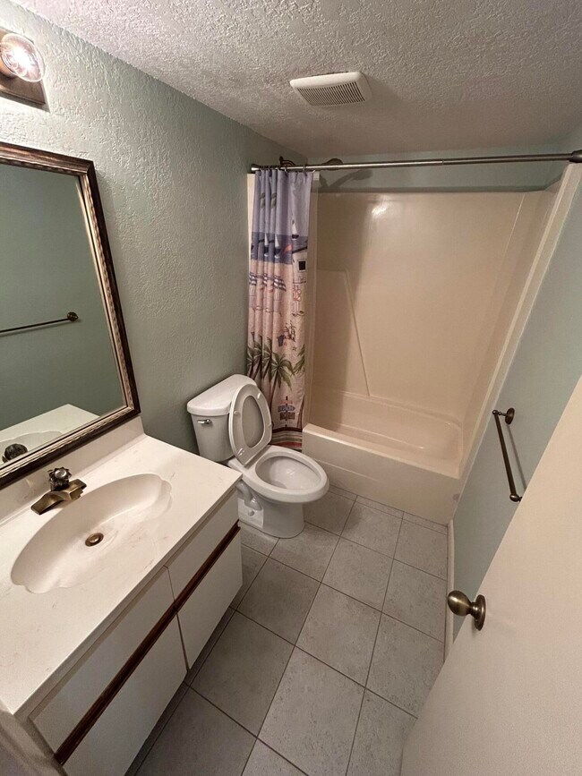 Building Photo - 1585 NE Beacon Dr