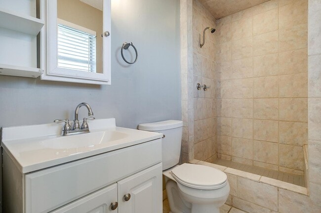 Building Photo - 3 bed 2 bath home is located in the Countr...