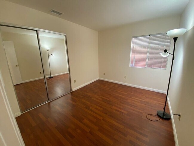 Building Photo - Spacious 4 bed/3 Bath in Oceanside!