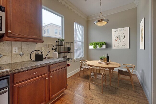 Building Photo - 906 Fowler St