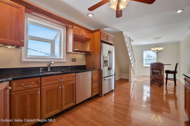 Building Photo - 411 Albany Ave