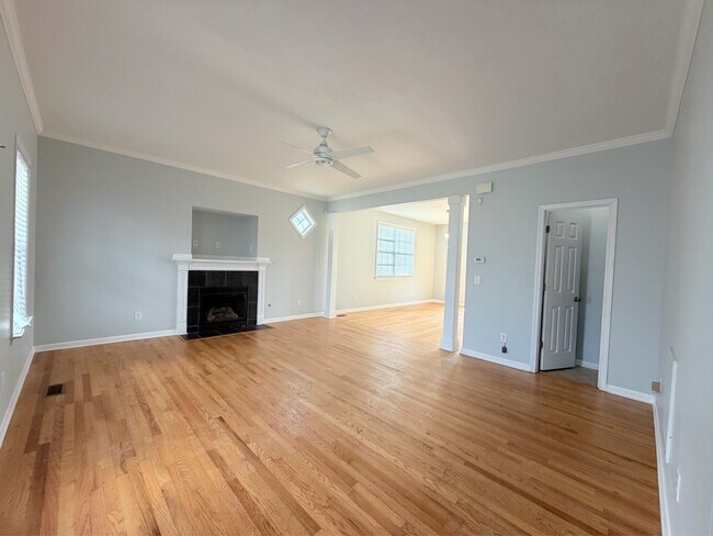 Building Photo - 307 Laurel Hill Ln