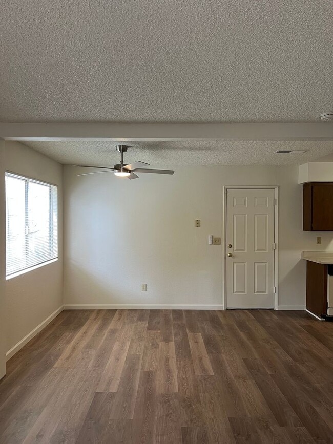 Building Photo - Darling 3 Bedroom House!!
