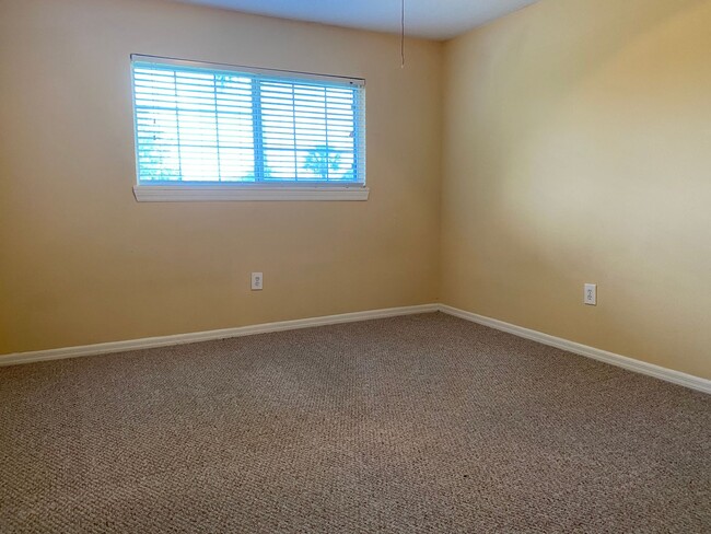 Building Photo - 2 Bed 1 Bath Condo | Pet Friendly | Washer...
