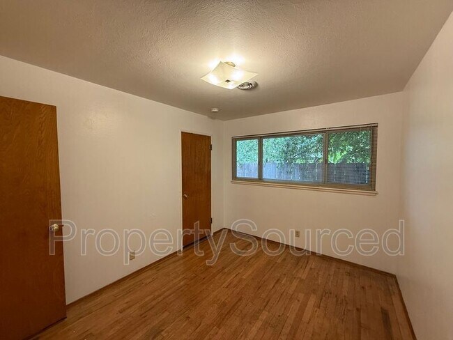 Building Photo - 1537 Maplewood Dr