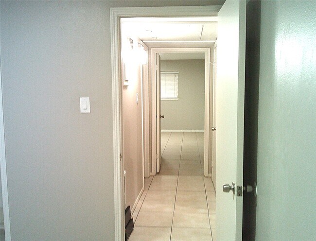 Building Photo - 1102 W Tri Oaks Ln