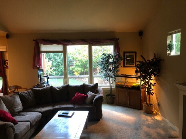 Building Photo - Large 4 Bedroom House in Newberg. Great Location!