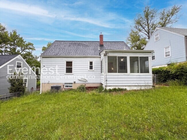 Building Photo - 4-Bed/2-Bath Home with Fenced Yard/ Available Soon!