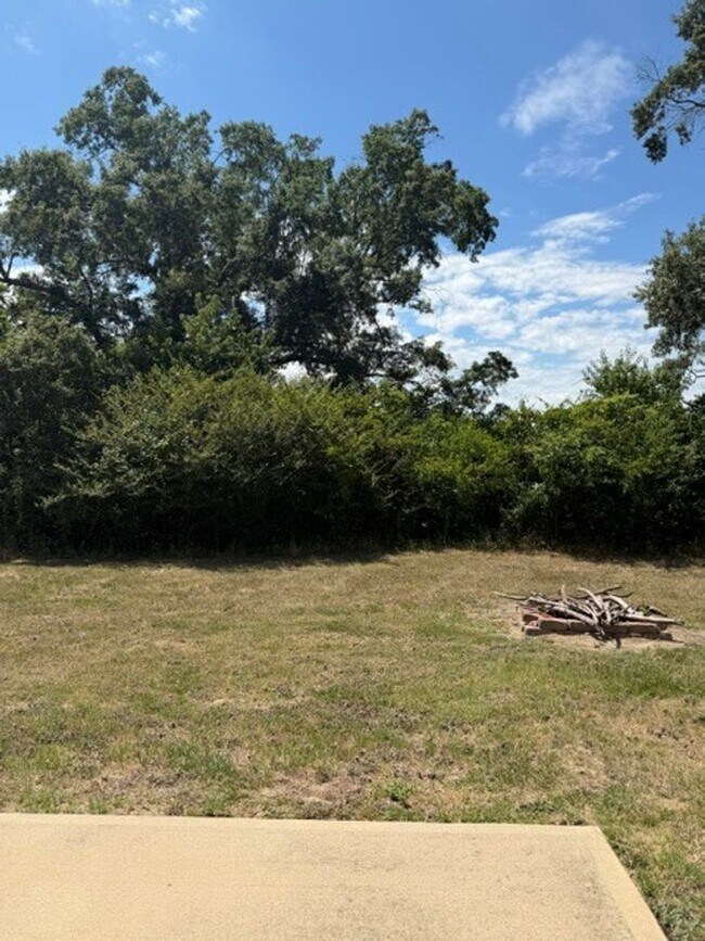 Building Photo - Cute 3 Bedroom Home Nestled in the back of the cul-de-sac
