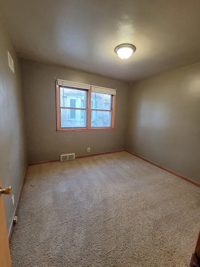 Building Photo - 524 8th Ave