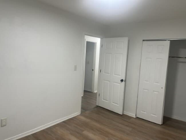 Building Photo - 3 Bed 1 Bath Available Now!