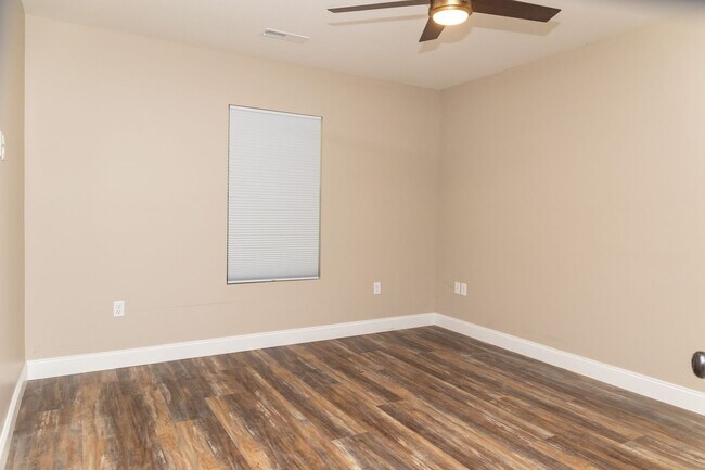 Building Photo - Condo Living 26 Hundred sq Ft!!