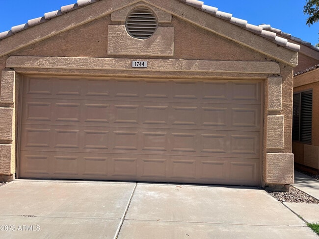 Building Photo - 1744 E Robin Ln