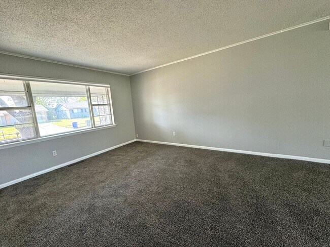 Building Photo - 1105 N Fern Ave