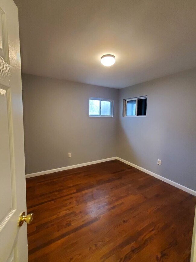 Building Photo - 3 bed 1 bath