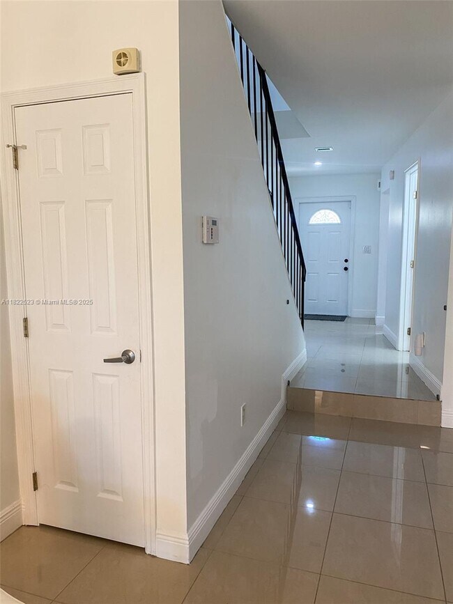 Building Photo - 8350 SW 154th Ave