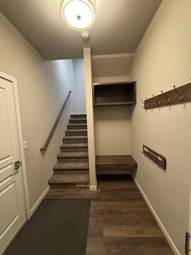 Building Photo - Stunning home in desirable Eagle River neighborhood
