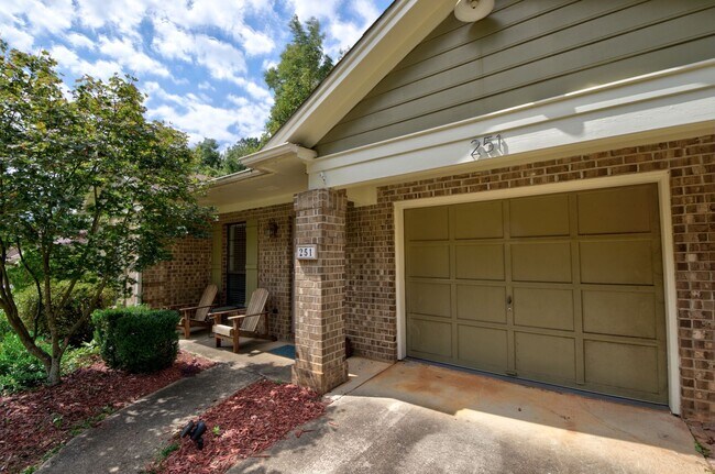 Building Photo - 251 Ivy Ln