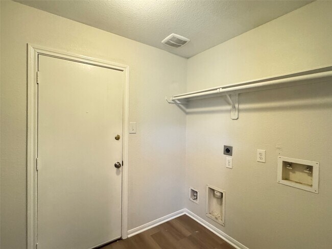 Building Photo - 7906 Emerald Oak Dr