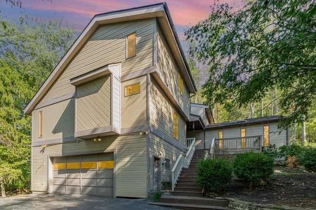 Building Photo - Stunning 4-Bedroom Home with 5 Full Baths + Hot Tub, Wooded Retreat