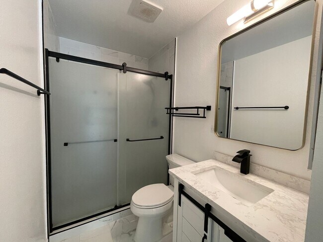 Building Photo - Light and Bright 3 Bedroom 2 Bath Oceanside Home!
